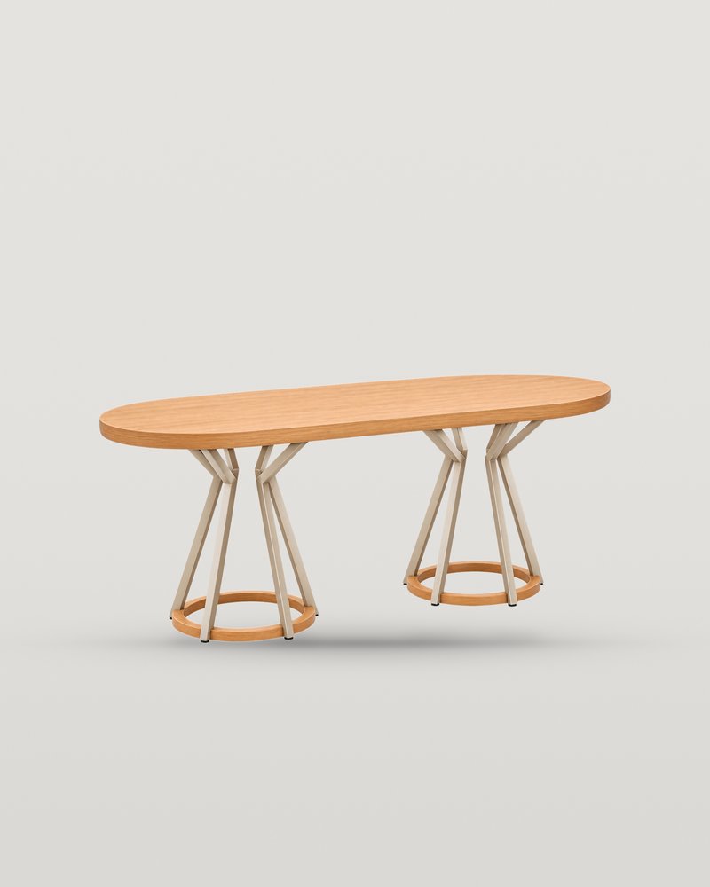 Mesa de comedor Kai: cubierta ovalada larga de encino claro sobre dos pedestales de barras de metal champaña con aro de encino, sobre fondo hueso