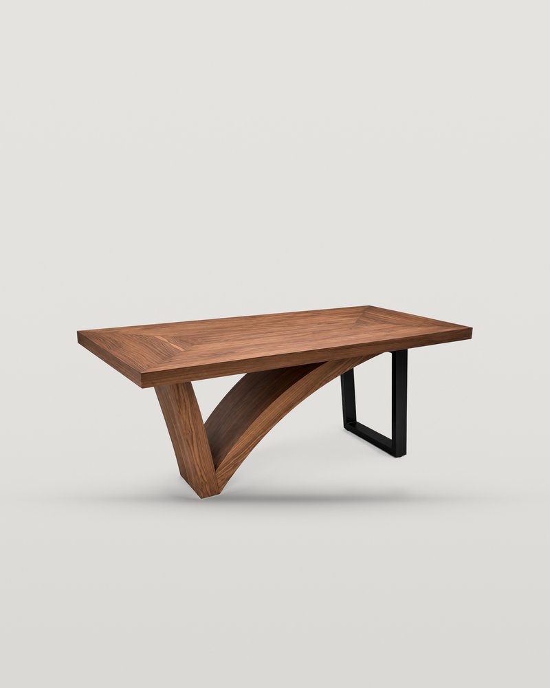 Mesa de centro Nexo: cubierta gruesa de nogal con marquetería en marco, un apoyo escultórico de nogal en V y otro de acero negro en marco rectangular, sobre fondo hueso