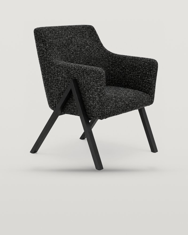 Silla AP: sillón individual tapizado en bouclé gris carbón con patas de acero negro en V invertida, sobre fondo hueso